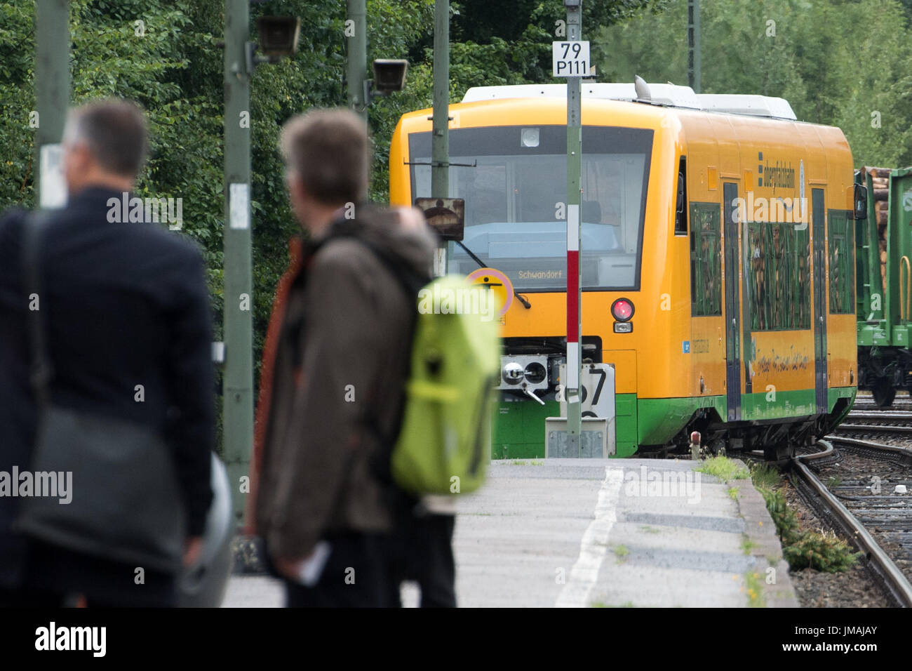 Ein Passagier Zug betritt den Bahnhof in Furth Im Wald, Deutschland, 26. Juli 2017. Die Eisenbahnverbindung zwischen Bacaria und der Tschechischen Republik sollen deutlich verbessert werden. Die Entwicklung der Strecke von München nach Prag wird Platz in die vorrangigen Bedürfnisse des Bundesverkehrswegeplanes (BVWP) (lit.) Bundesministerium Verkehr Infrastrukturplan) nach dem Verkehrsminister auf dem ersten Gipfel der Bayerisch-Tschechischen Bahn in Furth Im Wald am Mittwoch. Foto: Armin Weigel/dpa Stockfoto