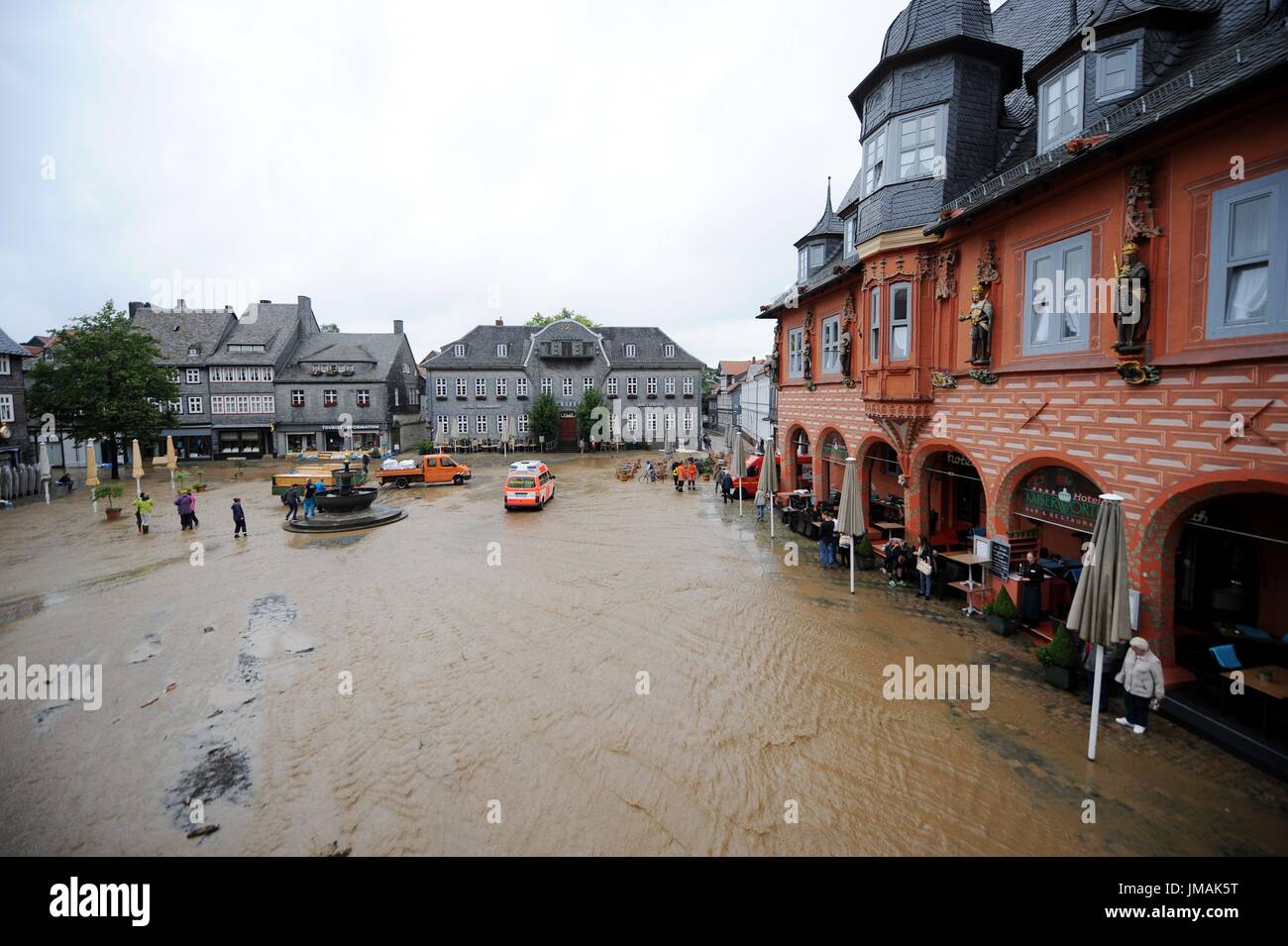 Fludded historische alte Stadt Goslar, Deutschland, Stadt Goslar, 26. Juli 2017. Dauerregen führten zu Überschwemmungen von mehreren Städten im südlichen Niedersachsen. Foto: Frank Mai | weltweite Nutzung Stockfoto