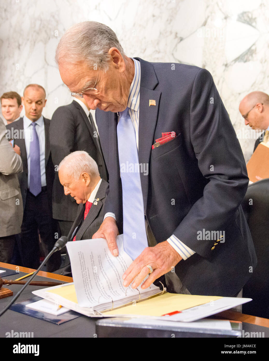 Washington DC, USA. 26. Juli 2017. Vereinigte Staaten Senator Charles Grassley (Republikanische von Iowa), Vorsitzender, US-Senatsausschuss für die Justiz prüft seine Notizen vor Durchführung einer Aufsicht Verhandlung um die ausländischen Agenten Registration Act zu untersuchen und USA Wahlen zu beeinflussen versucht, mit Schwerpunkt auf Erkenntnisse aus aktuellen und früheren Verwaltungen auf dem Capitol Hill in Washington, DC auf Mittwoch, 26. Juli 2017. Bildnachweis: MediaPunch Inc/Alamy Live-Nachrichten Stockfoto