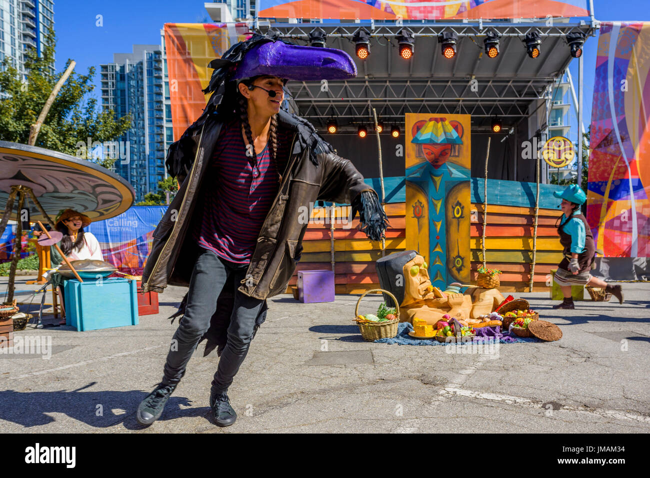 Vancouver, Kanada. 25. Juli, 2017. Achse Theater Produktion von Th'owixiya Die Hungrigen fest Schüssel an der Trommel ruft Festival, Kanada 150 + event, larwill Park, Vancouver, British Columbia, Kanada. Quelle: Michael Wheatley/Alamy leben Nachrichten Stockfoto