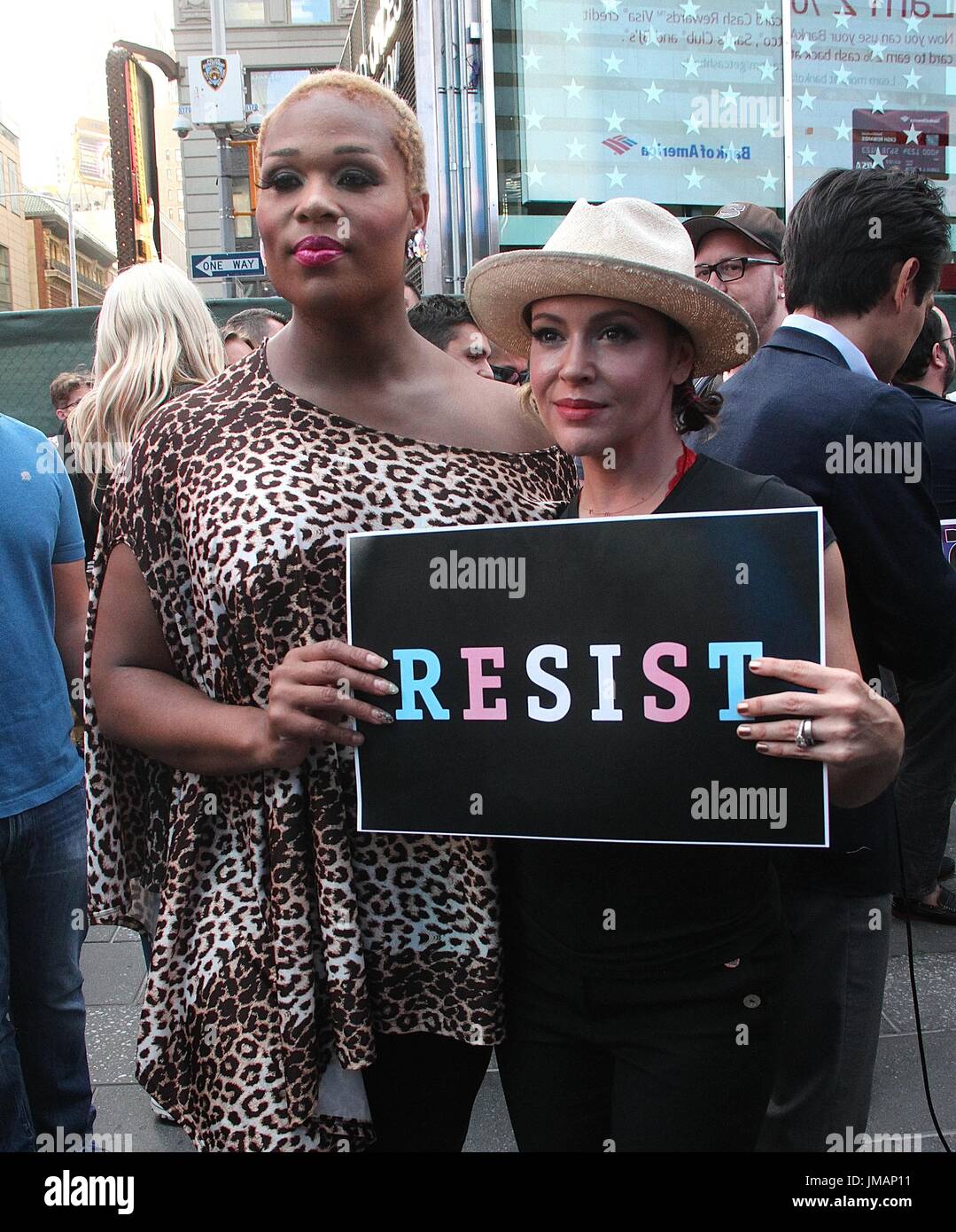 New York, NY, USA. 26. Juli 2017. Alyssa Milano und Pfefferminze, Transgender "RuPauls Drag Race" Kandidat bei der Kundgebung auf dem Times Square gegen US-Präsident Donald Trump Verbot Transgender in das Militär in New York City am 26. Juli 2017 dienen. Bildnachweis: Rainmaker Fotomedien/Punch/Alamy Live-Nachrichten Stockfoto