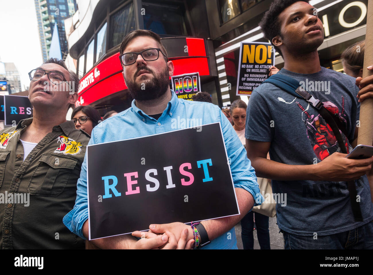 New York, NY Anwälte 26. Juli 2017 als Reaktion auf Präsident Donald Trump Tweet Verbot Transgender Menschen aus dem Militär, Aktivisten und Verbündeten aus Protest auf die Military Recruitment Center am Times Square konvergiert. © Stacy Walsh Rosenstock/Alamy Live-Nachrichten Stockfoto