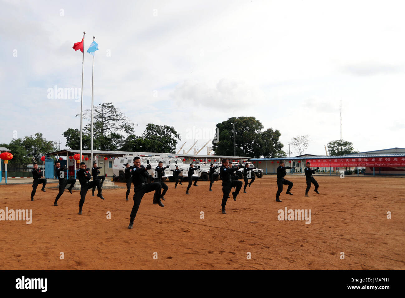 Monrovia, Liberia. 25. Juli 2017. Chinesische Polizisten zeigen ihr können beim Tag der offenen Tür die fünfte chinesische Polizei Riot Squad in Liberia in Monrovia, Liberia, 25. Juli 2017 versandt werden. Die fünfte chinesische Polizei riot Squad in Liberia ein Tag der offenen Tür-Veranstaltung am Dienstag versandt werden anlässlich des 90. Jahrestages der Gründung der Volksgerichtshof Volksbefreiungsarmee (PLA) von China. Bildnachweis: Zhao Xiaoxin/Xinhua/Alamy Live-Nachrichten Stockfoto