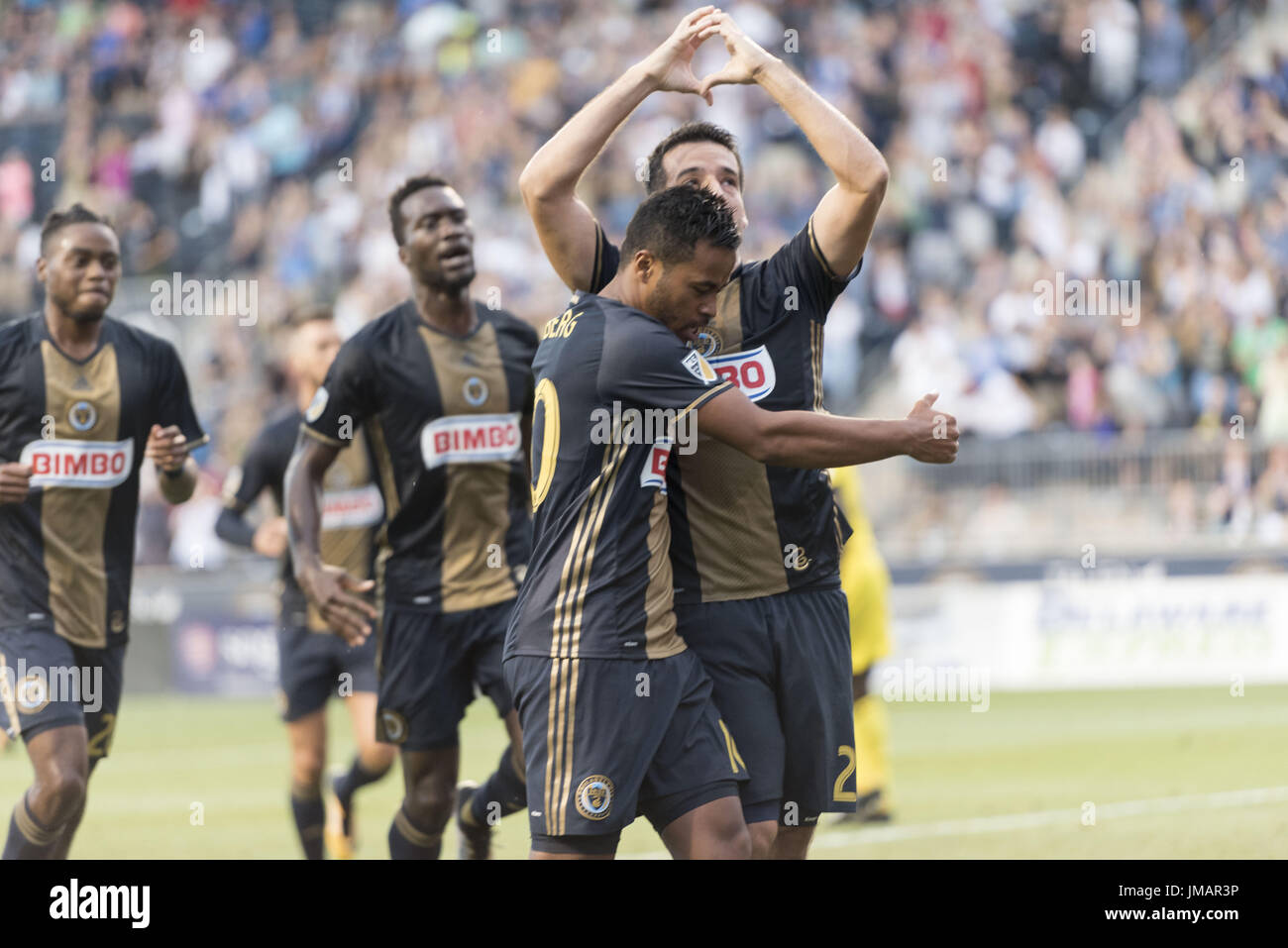 Chester, Pennsylvania, USA. 26. Juli 2017. Philadelphia Union Mittelfeldspieler ROLAND ALBERG (10) und Philadelphia Union Mittelfeldspieler ILSINHO (25) zu feiern, nachdem ein Tor gegen die Columbus Crew SC während ihres Spiels Talen-Energie-Stadion in Chester PA. Bildnachweis: Ricky Fitchett/ZUMA Draht/Alamy Live-Nachrichten Stockfoto