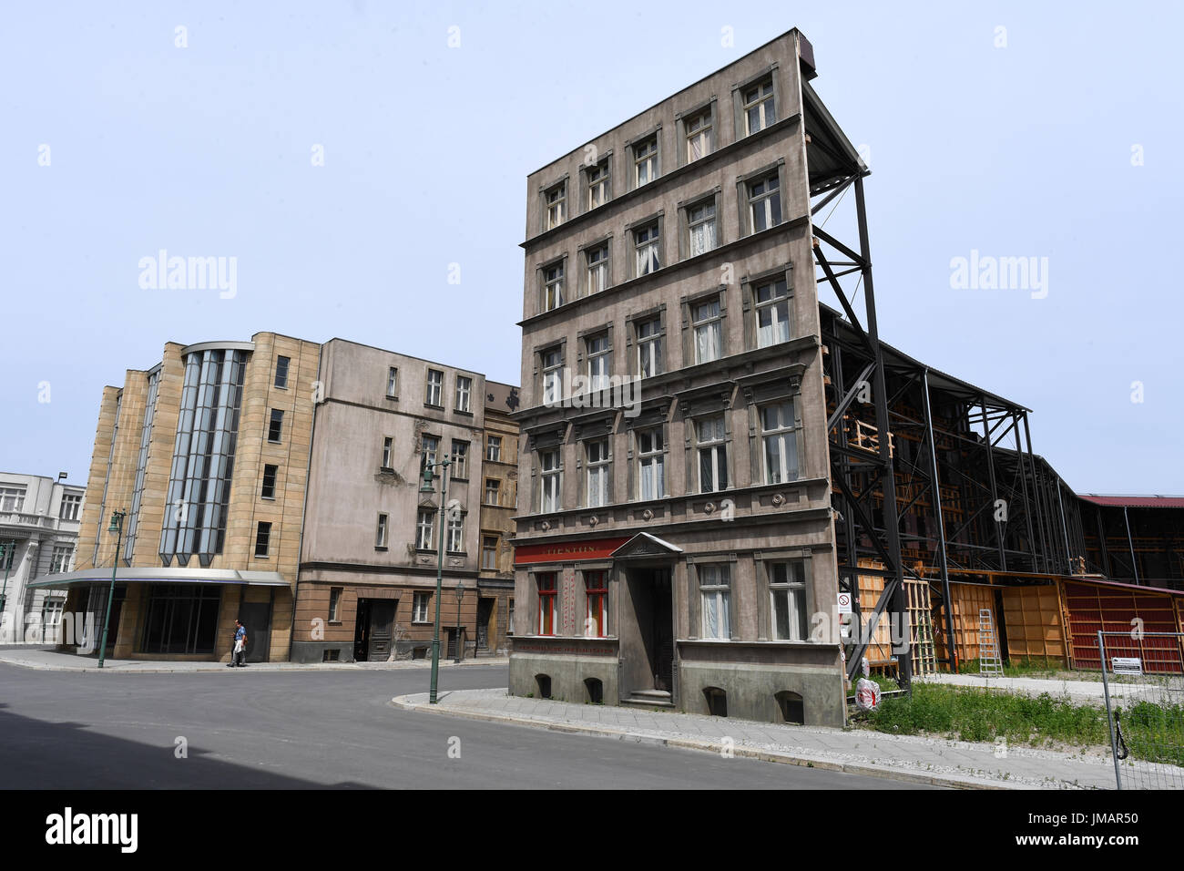 Potsdam, Deutschland. 27. Juli 2017. Teile der äußeren Studio Szenen von Studio Babelsberg "Neue Berliner Straße" können in Potsdam, Deutschland, 27. Juli 2017 gesehen werden. Die Stadt Berlin ist meist renoviert, das kann ein Problem sein, wenn historische Filmaufnahmen in der Hauptstadt festgelegt. Studio Babelsberg bietet eine enge Alternative. Foto: Ralf Hirschberger/Dpa-Zentralbild/Dpa/Alamy Live News Stockfoto