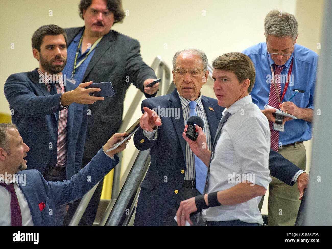 Vereinigte Staaten Senator Charles Grassley (Republikanische of Iowa) wird von Reportern auf der Rolltreppe in der Senat U-Bahn nach der Abstimmung über die Aufhebung der bezahlbare Pflege Act (ACA) auch bekannt als "Obamacare" in der US-Kapitol in Washington, DC am Mittwoch, 26. Juli 2017 gehen interviewt. Der Senat stimmte 55-45 zur Ablehnung von Rechtsvorschriften rückgängig machen große Teile von Präsident Barack Obama im Gesundheitswesen Signaturgesetz ohne einen Plan, um ihn zu ersetzen. Bildnachweis: Ron Sachs / CNP - NO-Draht-SERVICE - Foto: Ron Sachs/Consolidated/Dpa Stockfoto