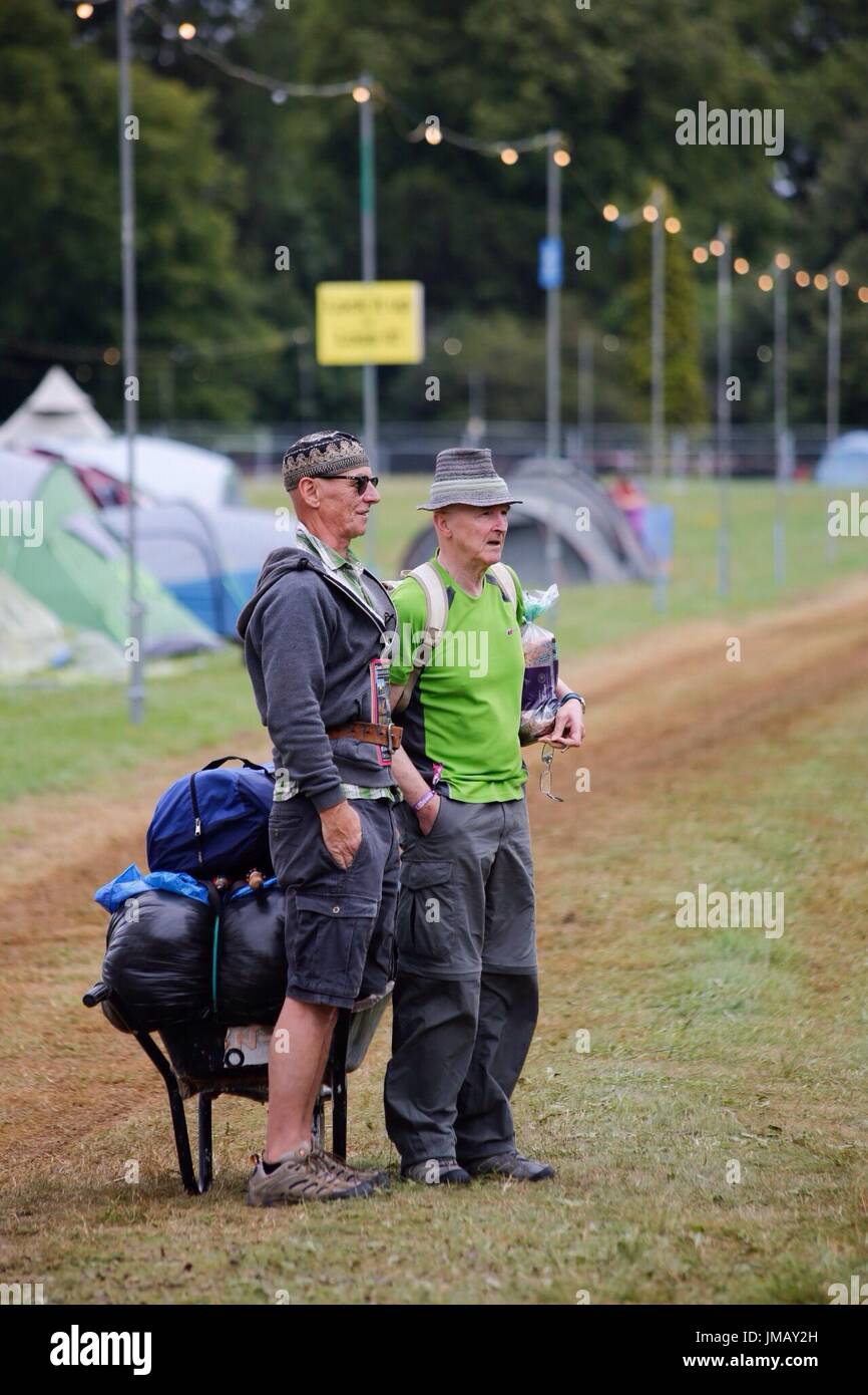 Malmesbury, Wiltshire. 27. Juli 2017. Festivals-Gänger kommen in Hochstimmung und begierig, Lager für das 35. World of Music und Dance Festival auf dem schönen Gelände des Anwesens Charlton Park eingerichtet. Bildnachweis: Wayne Farrell/Alamy Live-Nachrichten Stockfoto