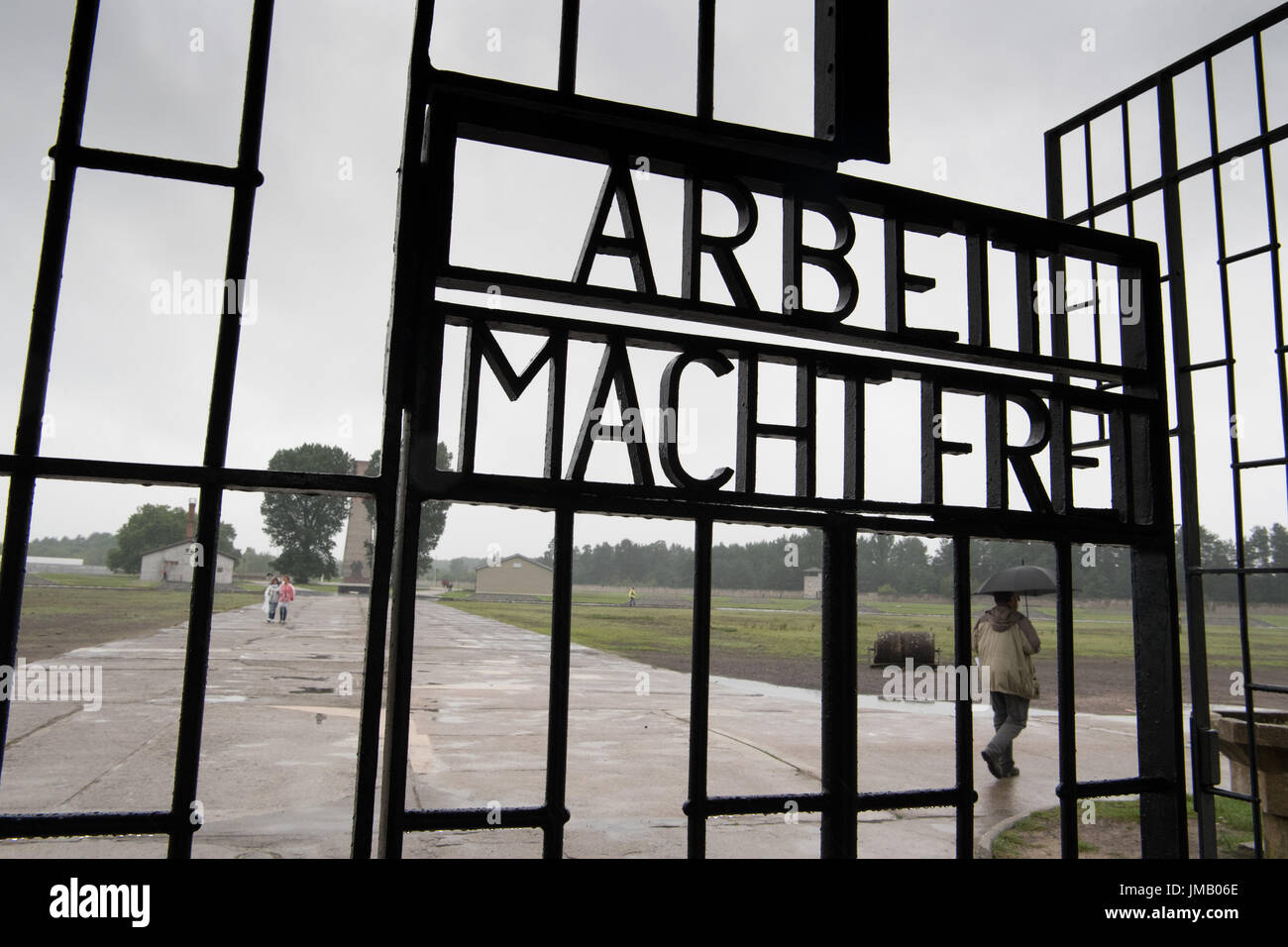 Oranienburg, Deutschland. 26. Juli 2017. Die Inschrift über dem Eingangstor liest "Arbeit Macht Frei" (lit.) Arbeit macht Sie frei) an der Mahn-und Gedenkstätte Sachsenhausen in Oranienburg, Deutschland, 26. Juli 2017. Foto: Soeren Stache/Dpa/Alamy Live News Stockfoto