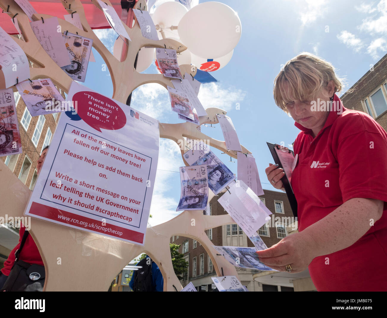 Exeter, UK. 27. Juli 2017. Krankenschwestern nehmen ihre Magic Money Tree auf den Straßen von Exeter fordert die Regierung Schrott Pay GAP. Credit: Foto-zentrale / Alamy Live News Stockfoto