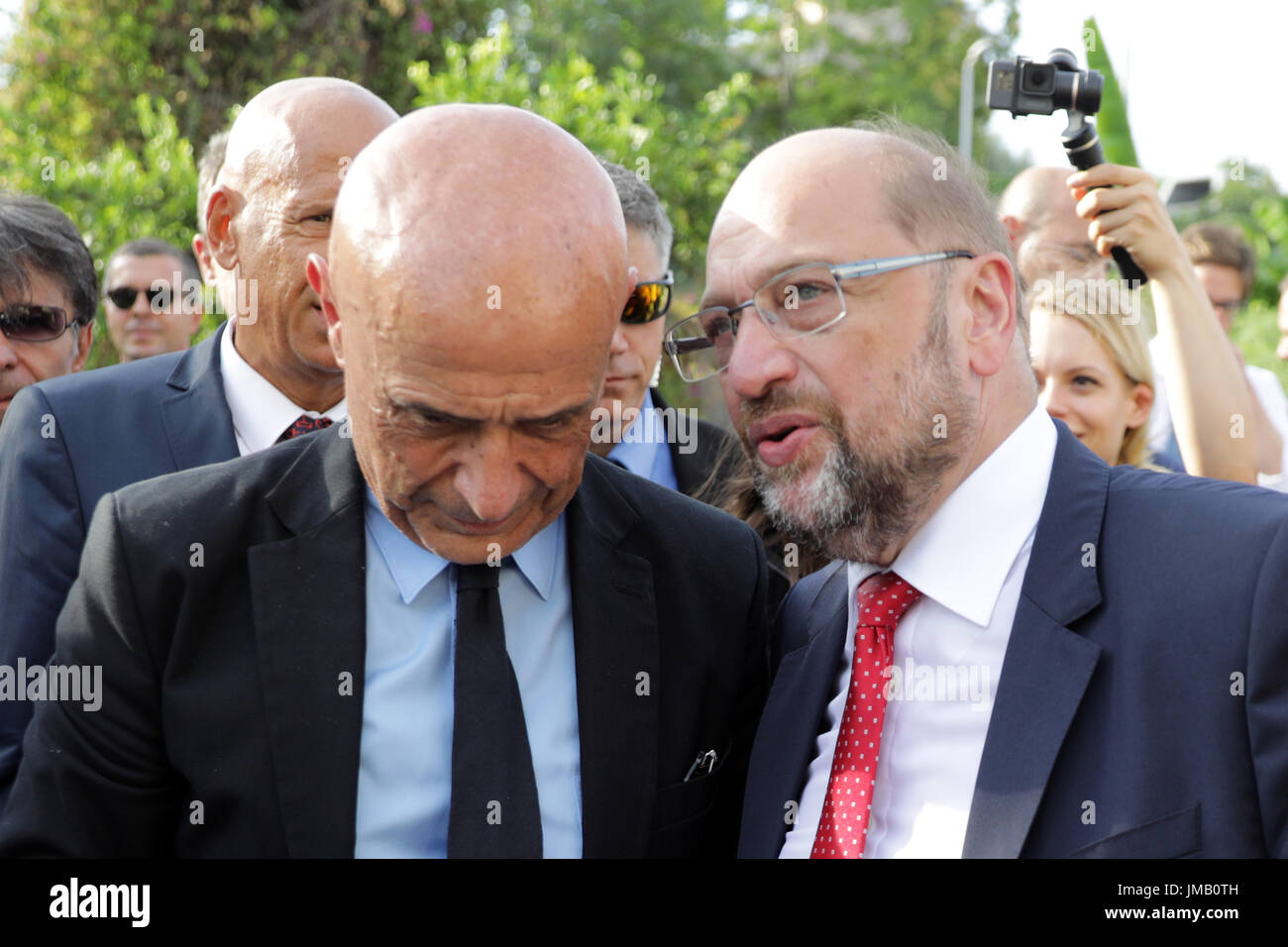 Der SPD-Kanzlerkandidat Und Parteivorsitzende Martin Schulz (r) Und der Züricher Innenminister Marco Minniti Unterhalten Sich bin 27.07.2017 Im Garten Einer Flüchtlingseinrichtung in Catania, Italien. In Catanias Hafen Kommen sterben Im Mittelmeer Geretteten Flüchtlinge Jg. Foto: Kay Nietfeld/Dpa Stockfoto