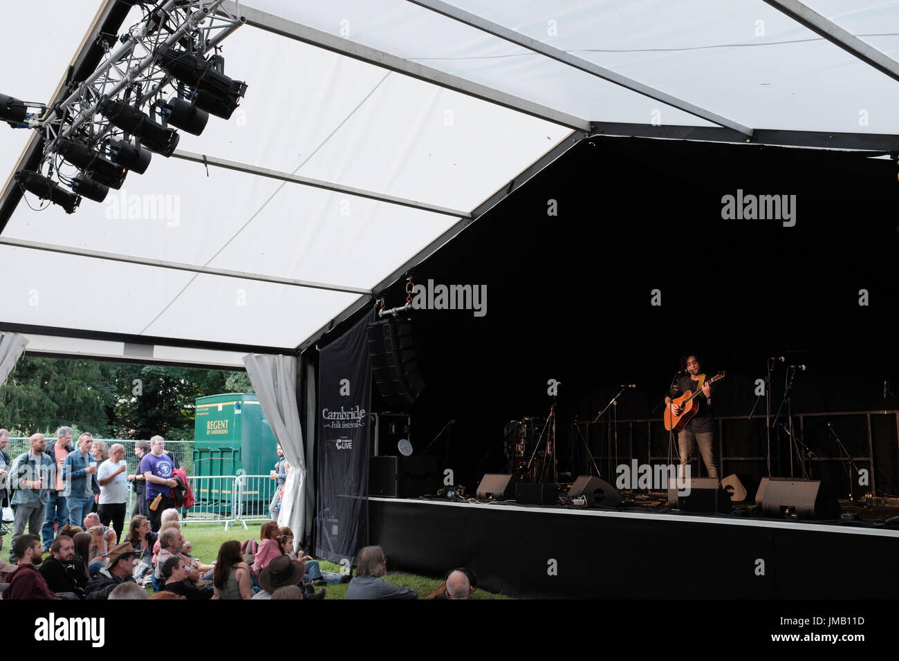 Cambridge, UK. 27. Juli 2017 Musiker und Sänger Nikhil D'Souza führt bei Cambridge Folk Festival 2017. Richard Etteridge / Alamy Live News Stockfoto