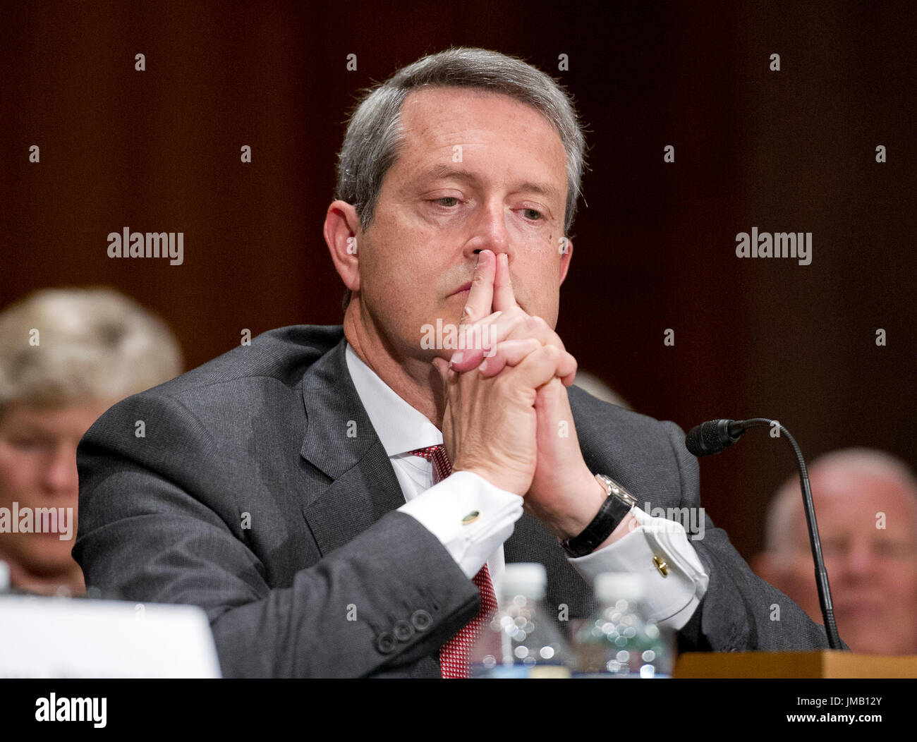 Washington DC, USA. 27. Juli 2017. Randal Quarles, Gründer und Leiter der Cynosure-Gruppe, ein privates Investmentunternehmen, bezeugt vor dem United States Senate Committee on Banking, Wohnungsbau und Stadtentwicklung auf seine Ernennung zum Mitglied des Board of Governors des Federal Reserve System, Mitglied des Board of Governors des Federal Reserve System (Wiederwahl) und stellvertretender Vorsitzender für die Aufsicht der Board of Governors des Federal Reserve System zu sein. Bildnachweis: MediaPunch Inc/Alamy Live-Nachrichten Stockfoto