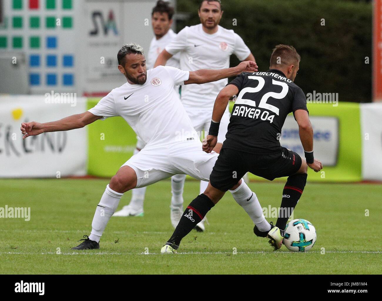 Antalyas Chalet da Silva (l) und Leverkusens Vladlen Yurchenko wetteifern um die Kugel während der Fußball-freundliche zwischen Bayer Leverkusen und Antalyaspor in Zell am See, Österreich, 27. Juli 2017. Foto: Tim Rehbein/dpa Stockfoto