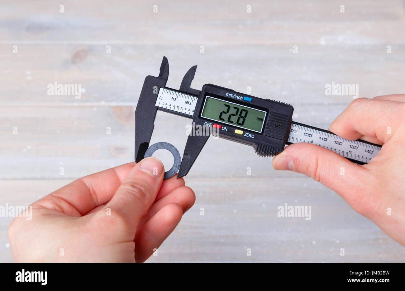 Messung des Durchmessers der Dichtung mit elektronischen Bremssattel Stockfoto