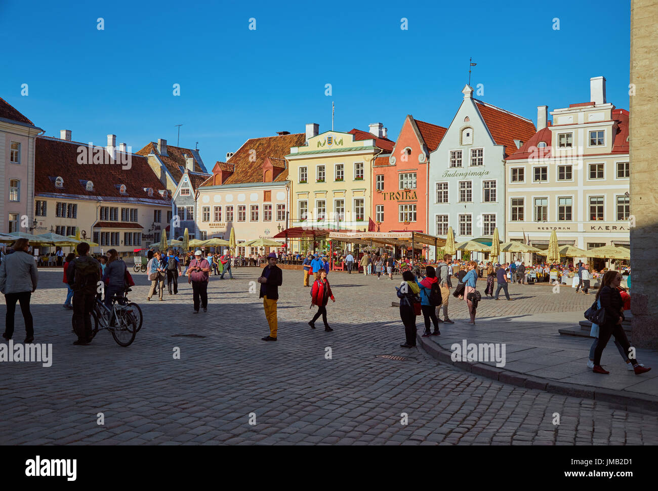 Rathausplatz mit Touristen an einem sonnigen Sommertag Tallinn, Estland Stockfoto