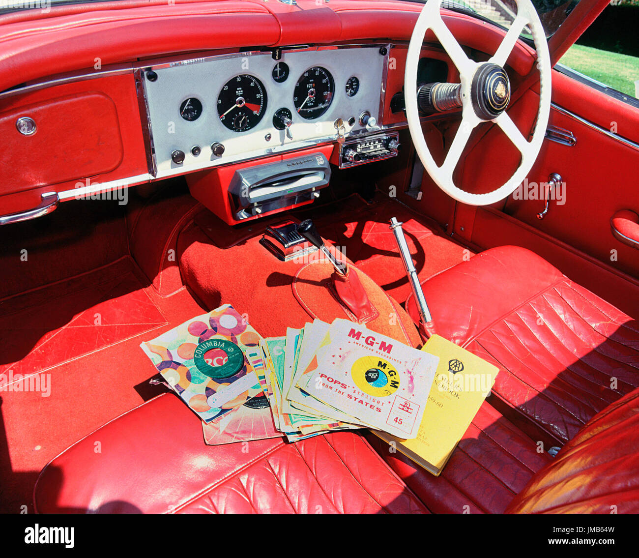 1960 Jaguar XK150 Interieur mit Plattenspieler Stockfoto