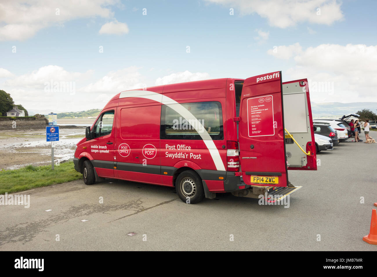 Ein mobiles Postamt van Besuch einer ländlichen Borth Y Gest in Wales Stockfoto