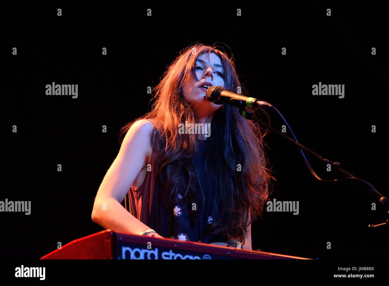 BARCELONA - 4 JUN: Julia Holter (Musiker) führt im Konzert am Primavera Sound Festival 2016 am 4. Juni 2016 in Barcelona, Spanien. Stockfoto