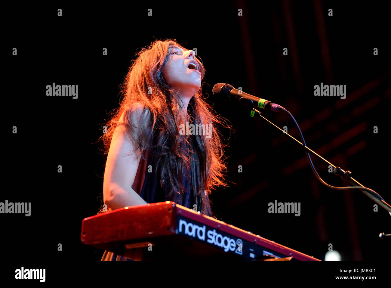 BARCELONA - 4 JUN: Julia Holter (Musiker) führt im Konzert am Primavera Sound Festival 2016 am 4. Juni 2016 in Barcelona, Spanien. Stockfoto