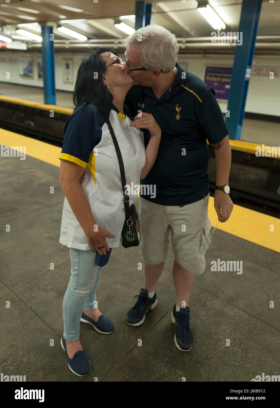 Harrison, NJ USA - 25. Juli 2017: Paar Declan Verbrennungen und Lela Tazzar während International Champions Cup-Spiel zwischen Tottenham Hotspur und AS Roma auf roten Bullen Arena Roma gewann 3-2 verlobt Stockfoto