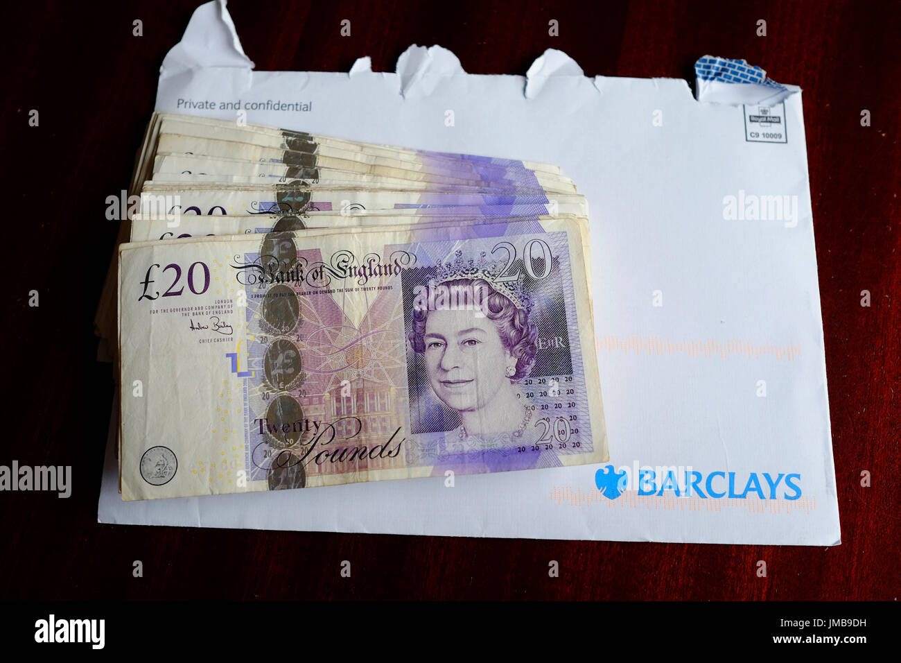 Brief von Barclays Bank und Haufen von £20 Notizen Stockfoto