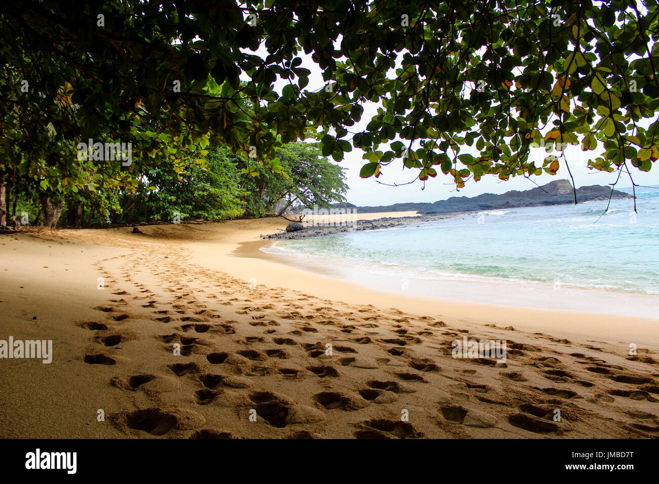 Im Schatten eines Baumes in einem schönen Strand mit klarem Wasser in São Tomé und Príncipe-Insel in Afrika Stockfoto