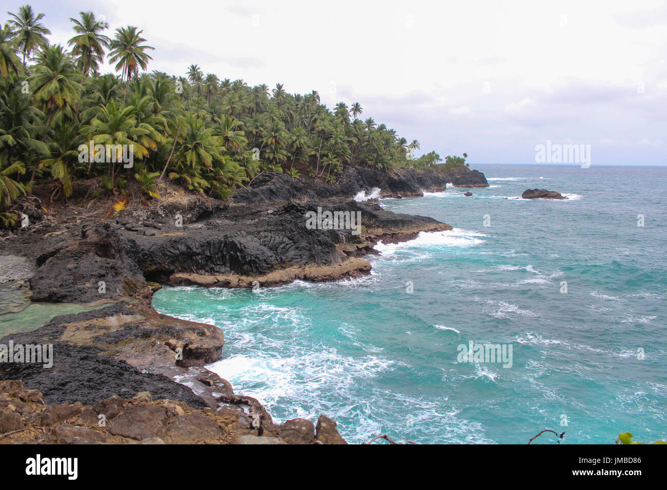 Schöner Strand mit Vulkangestein und klarem Wasser in Sao Tome und Principe-Insel in Afrika Stockfoto