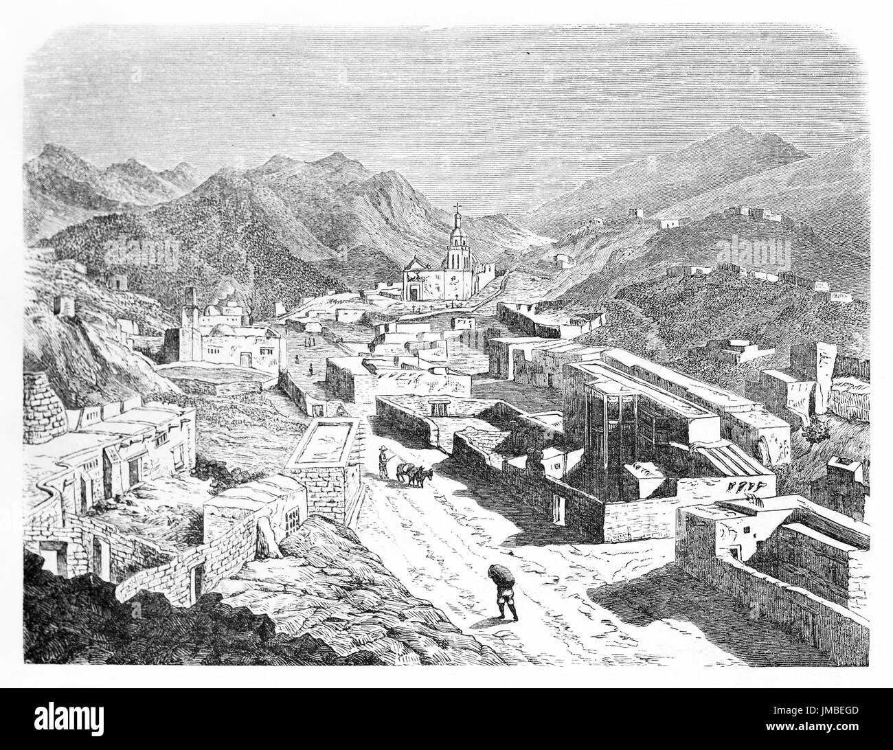 Blick von oben auf die steinerne Stadt, die sich in einer Berglandschaft erhebt, mit einer Kirche weit in der Ferne. Santa Eulalia, Bundesstaat Chihuahua, Mexiko. Nicht identifizierter Autor 1861 Stockfoto