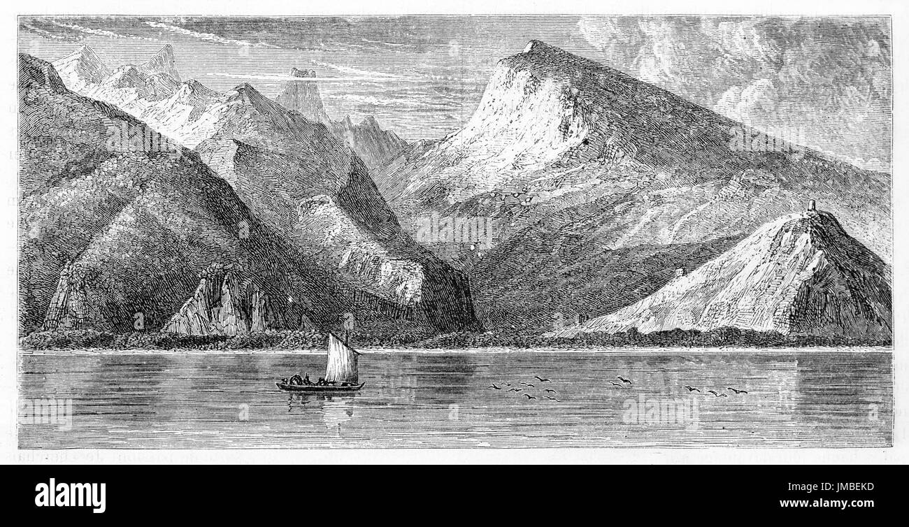 Flaches Meer ruhiges Wasser segelte durch kleines Schiff vor riesigen Bergen Linie von Tahiti aus dem Meer. Alte graue Ton Radierung Stil Kunst von Bérard, 1861 Stockfoto