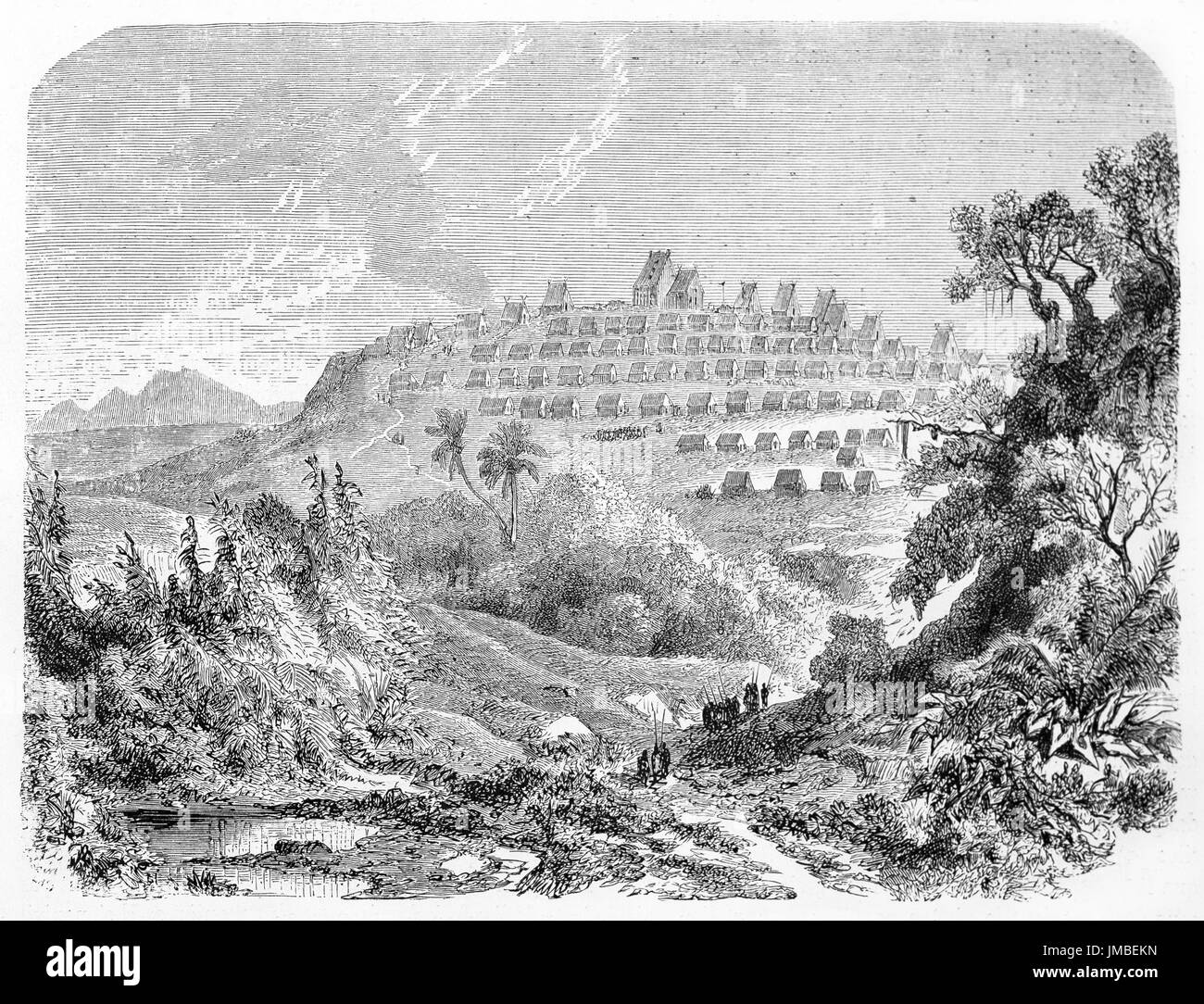 Dorf auf einem Hügel weit in der Ferne umgeben von üppiger Naturlandschaft, Tananarive (Antananarivo), Hauptstadt von Madagaskar. Von Bérard, 1861 Stockfoto