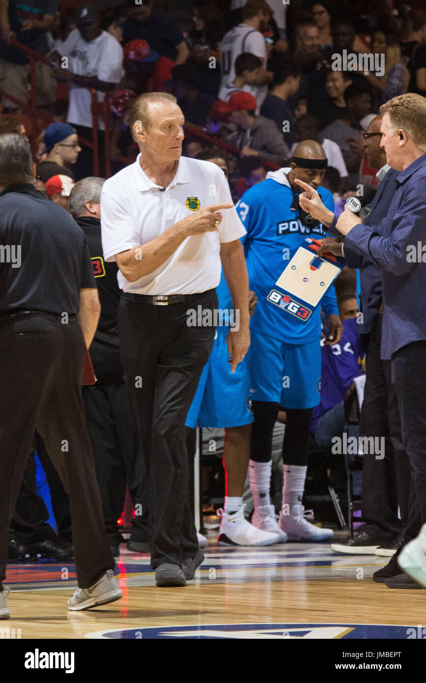 Head Coach Rick Barry Ball Hogs Schritte auf Gericht auf Anerkennung Michael Rapaport vor Spiel Nr. 1 gegen die Big 3 Woche 5 3-on-3 Turnier UIC-Pavillon Juli 23,2017 Chicago, Illinois. Stockfoto