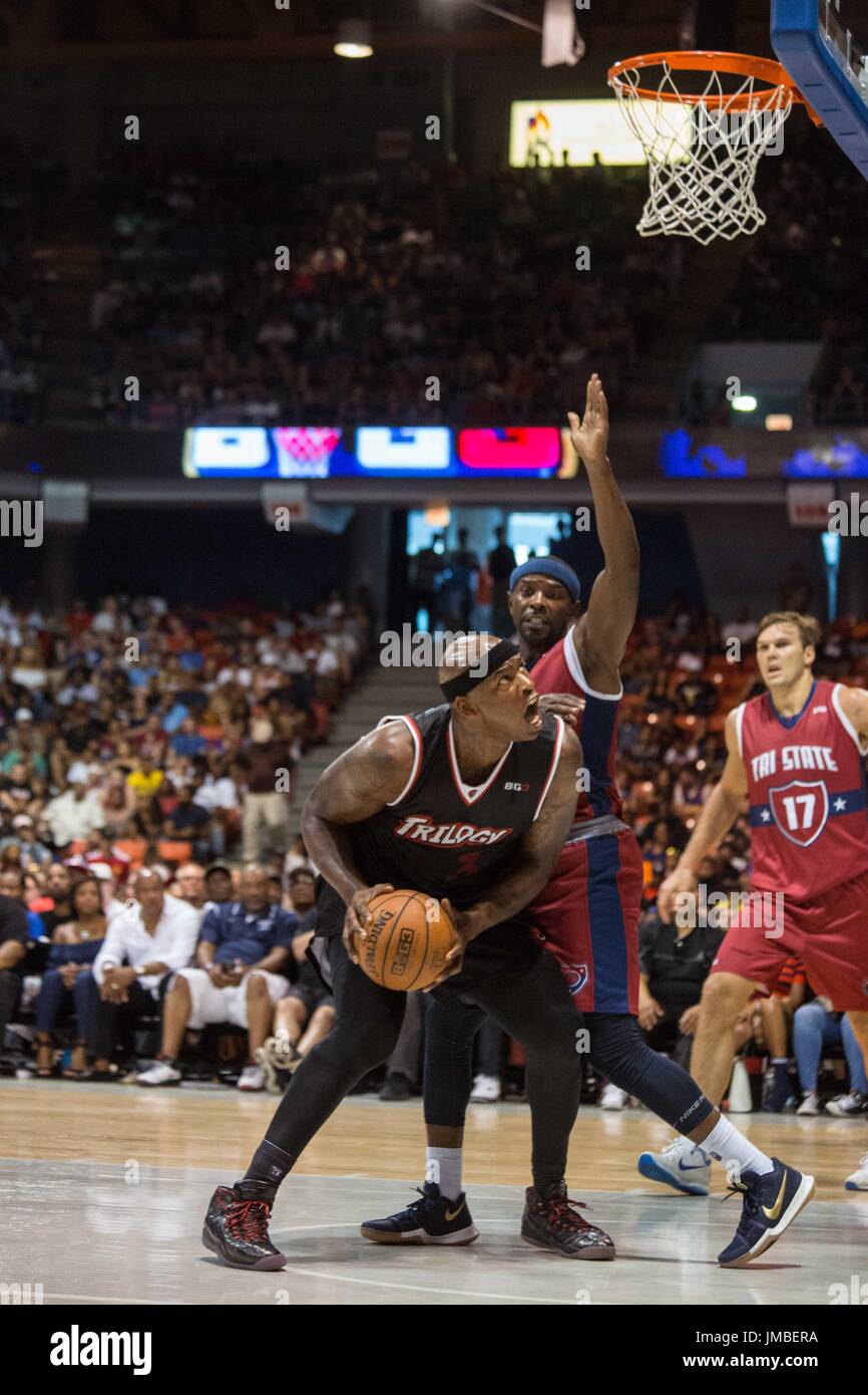 Al Harrington #3 Trilogie holt Kugel oben sieht Warenkorb brüllen während Spiel Nr. 2 gegen Tri - Big 3 Woche 5 3-on-3 Turnier UIC-Pavillon Juli 23,2017 Chicago, Illinois. Stockfoto