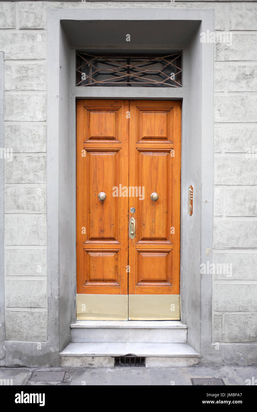 Fragment der alten Steingebäude mit schöne Holztür Stockfoto