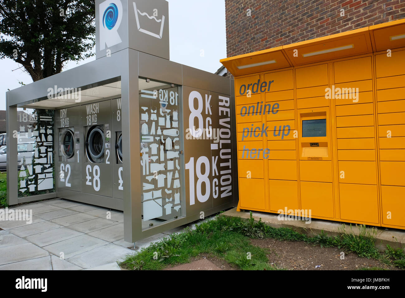 Amazon Locker und Outdoor-Waschmaschinen und Wäschetrockner nebeneinander in Service Bahnhofsvorplatz. Worthing, Großbritannien Stockfoto