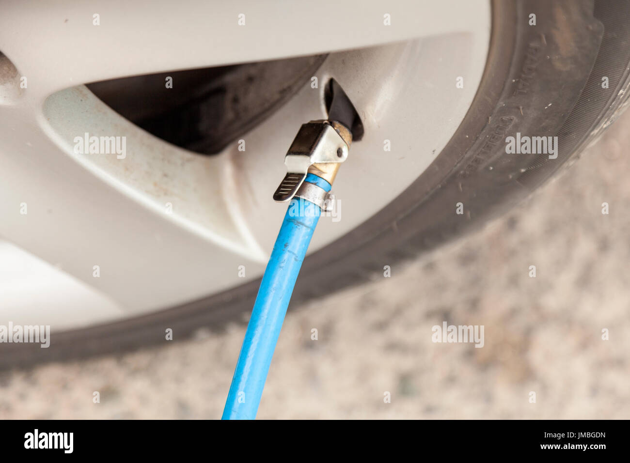 Füllung Luft in einem Autoreifen auf der Self Service-station Stockfoto