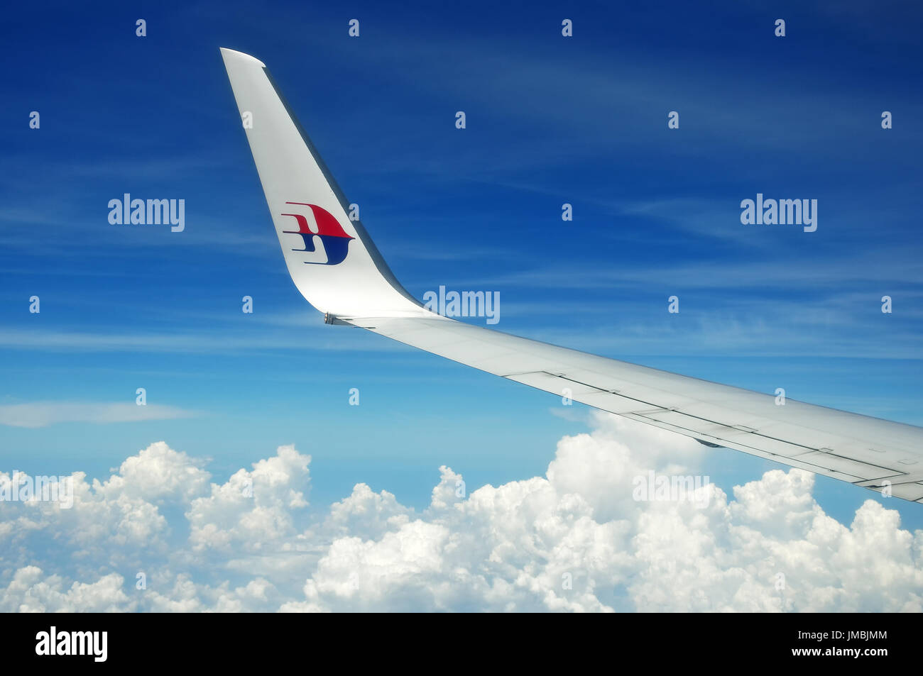 KUALA LUMPUR, MALAYSIA - 9. Mai 2015: Malaysia Airlines Flugzeugflügel mit MAS-Logo auf den Himmel. Behad Malaysia Airlines ist die nationale Fluggesellschaft der Malaien Stockfoto