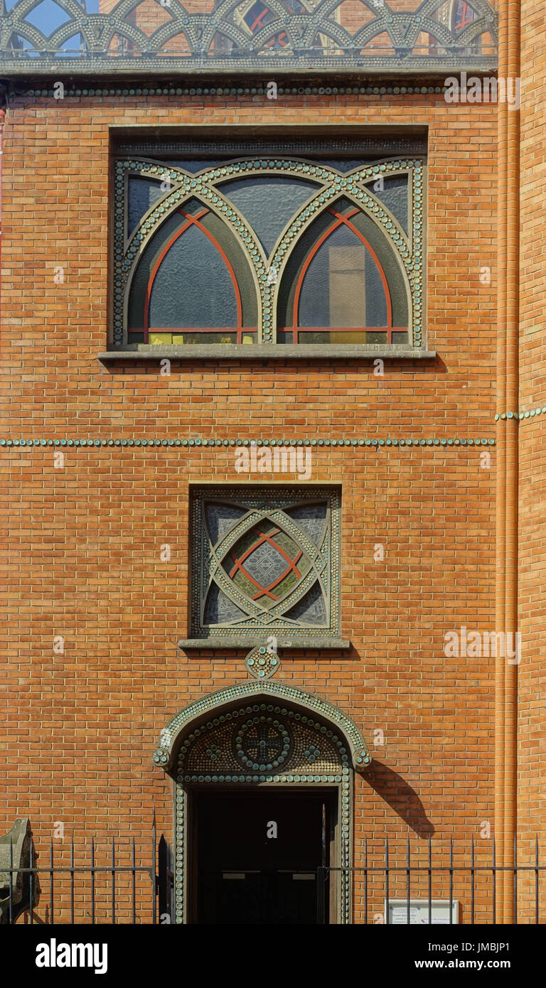 Paris, Pfarrkirche Saint-Jean de Montmartre, 19 Rue des Abbesses, Architekt Anatole de Baudot Stockfoto