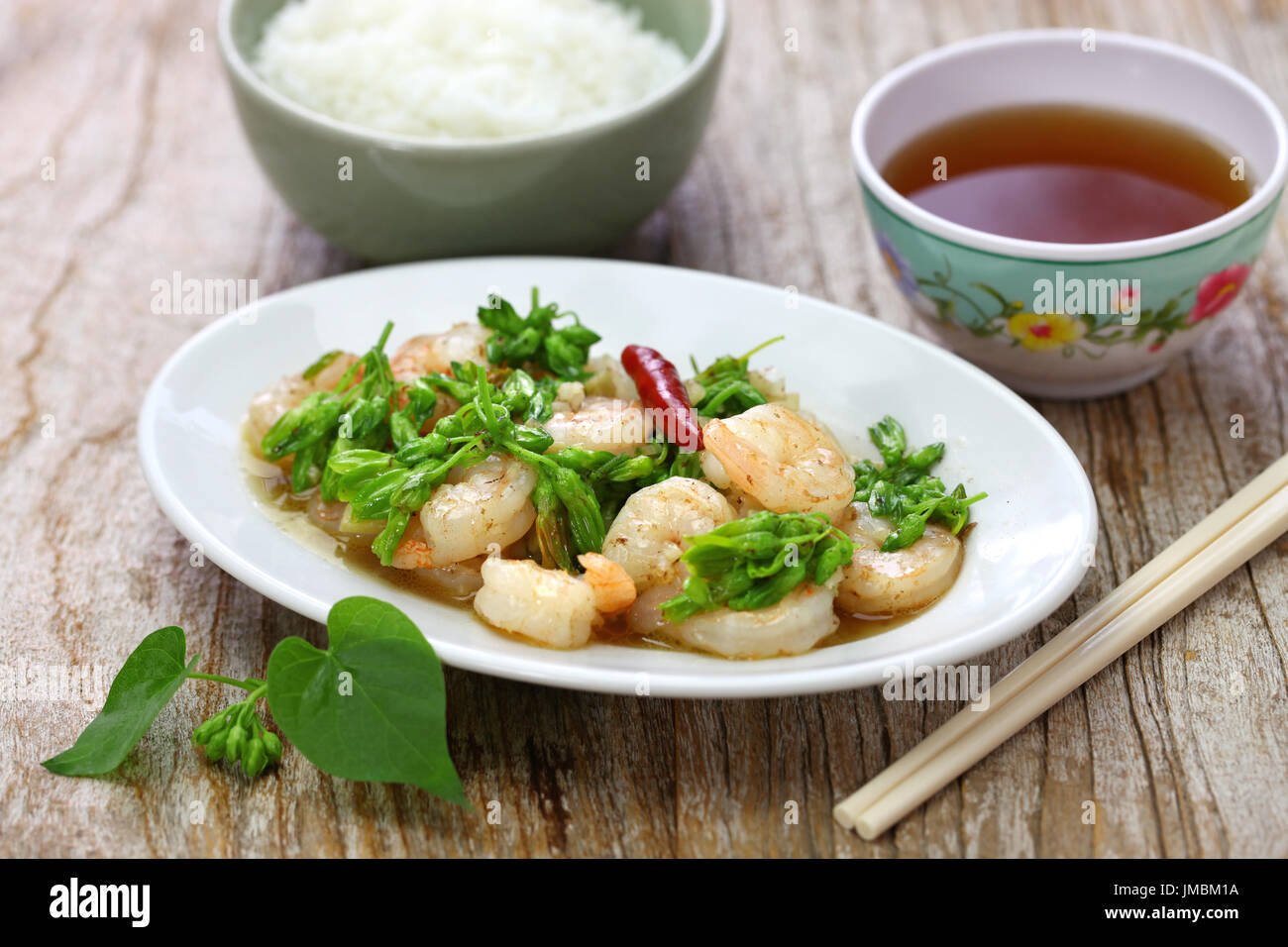 kurz angebratenes Tonkin Jasmin Blumen und Garnelen, vietnamesische Küche Stockfoto