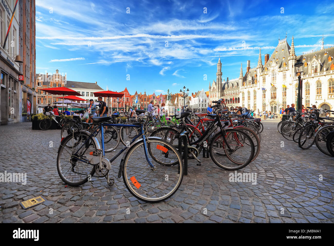 Brügge, Belgien - 16. Juli 2017: Brügge Burgplatz an einem Sommertag. Fahrräder geparkt am Burgplatz an einem sonnigen Tag. Typische Stadtansicht von Sommer Brügge. Stockfoto