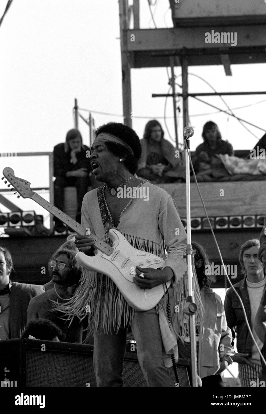 Jimi Hendrix Durchführung von seinem legendären 2 Stunden Auftritt beim Woodstock Music & Arts Festival auf Sam Yasgurs Luzerne Feld in Sullivan County in Bethal, New York am 18. August 1969 statt. Hendrix, betonte er in der Nähe des Festivals und wurde geplant, um Mitternacht erscheinen aber aufgrund von Verzögerungen nicht die Bühne bis 09:00 Montag Morgen. Die meisten der Masse für zu Hause bis dahin verlassen hatte und war von eine satte 500.000 auf mickrige 80.000 geschrumpft. ** HÖHERE Preise möglich ** Aufruf zum Preis verhandeln ** © Peter Tarnoff / MediaPunch Stockfoto