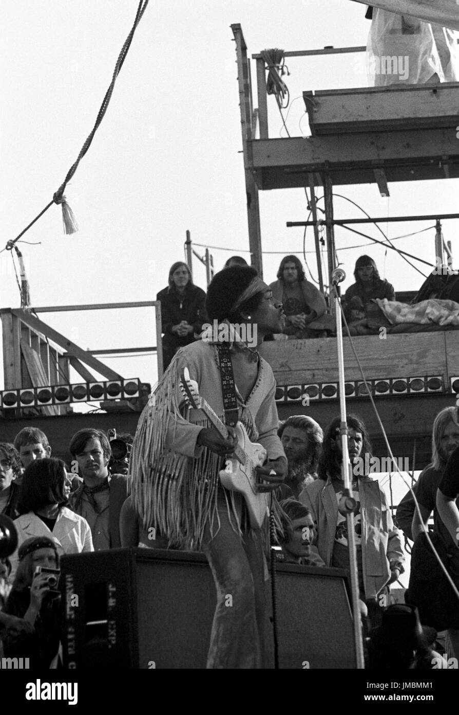 Jimi Hendrix Durchführung von seinem legendären 2 Stunden Auftritt beim Woodstock Music & Arts Festival auf Sam Yasgurs Luzerne Feld in Sullivan County in Bethal, New York am 18. August 1969 statt. Hendrix, betonte er in der Nähe des Festivals und wurde geplant, um Mitternacht erscheinen aber aufgrund von Verzögerungen nicht die Bühne bis 09:00 Montag Morgen. Die meisten der Masse für zu Hause bis dahin verlassen hatte und war von eine satte 500.000 auf mickrige 80.000 geschrumpft.  ** HÖHERE Preise möglich ** Aufruf zum Preis verhandeln ** nie zuvor veröffentlichten Fotos ** © Peter Tarnoff / MediaPunch Stockfoto