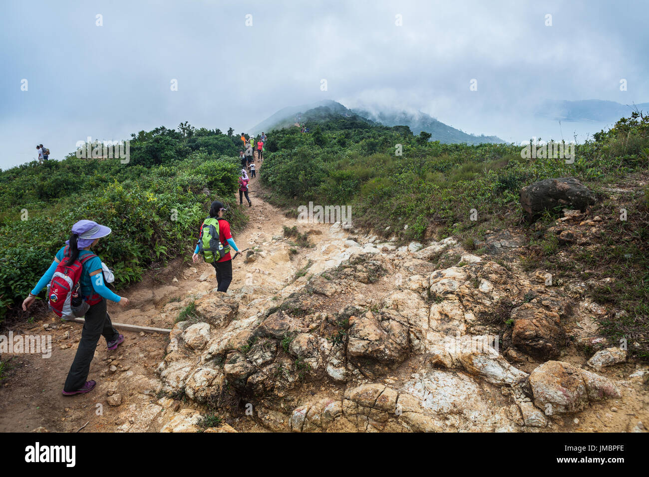 HONG KONG - 23. Oktober 2016: Wandern auf dem Drachen zurück Trail in Hong Kong Stockfoto