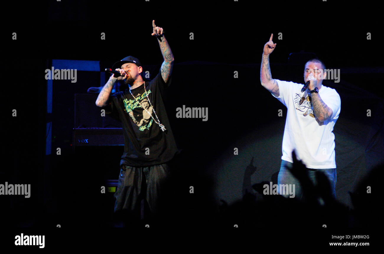 Hip Hop Künstler Paul Wall, "People's Champ" Skinhead Rob Aston auf der Bühne führt bei Fall Out Boy Honda Civic Tour final Show statt Honda Center Anaheim, CA Stockfoto