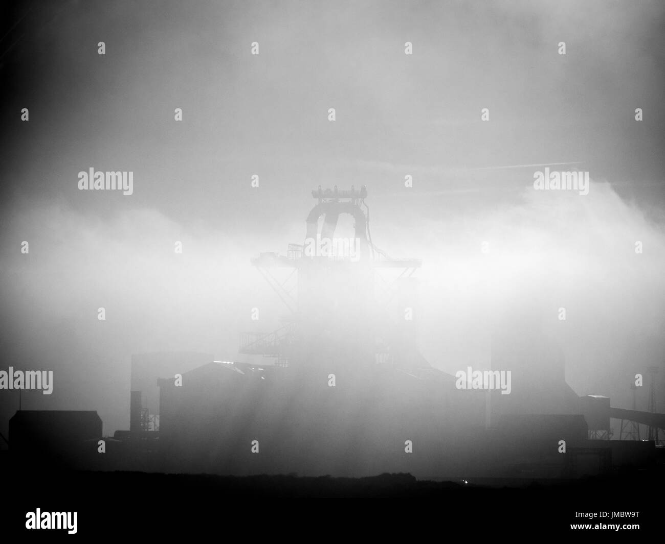 Verlassene Hochofen im Nebel, Redcar Stockfoto