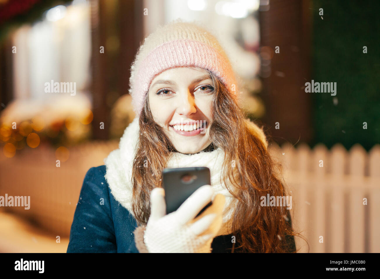 Energie-Füllung und aufregenden Winter-Wochenenden in den Bergen. Porträt der jungen Frau, die die Selfie im Freien zwischen schneebedeckten Bergen Stockfoto