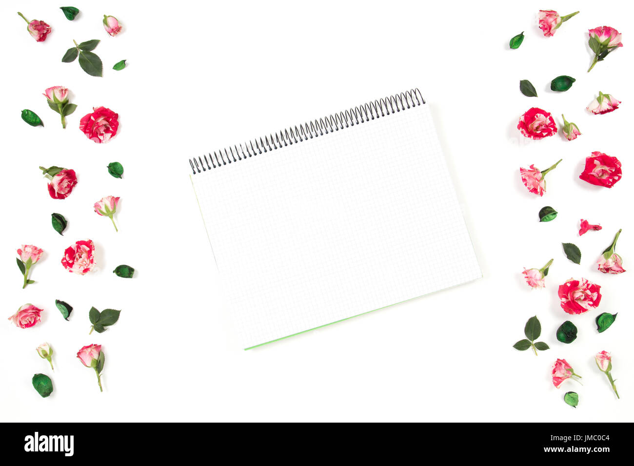 Offene Spirale Notebook und rosa Blüten. Flach, Ansicht von oben Stockfoto