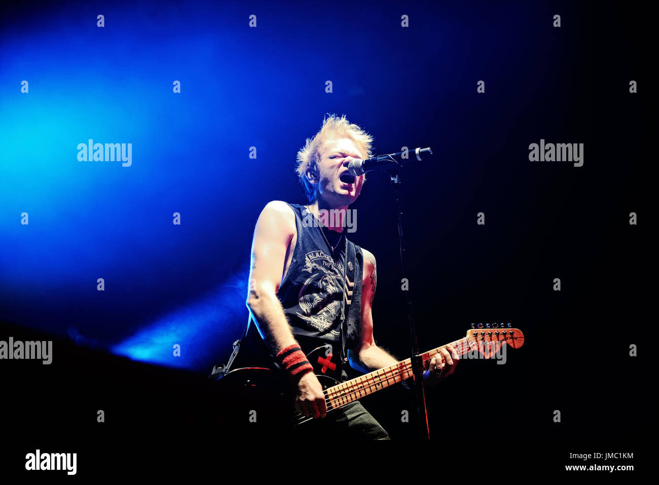 BARCELONA - JAN 17: Sum 41 (Punk-Rock-Musik-Band) führen in Konzert im Razzmatazz Club am 17. Januar 2017 in Barcelona, Spanien. Stockfoto