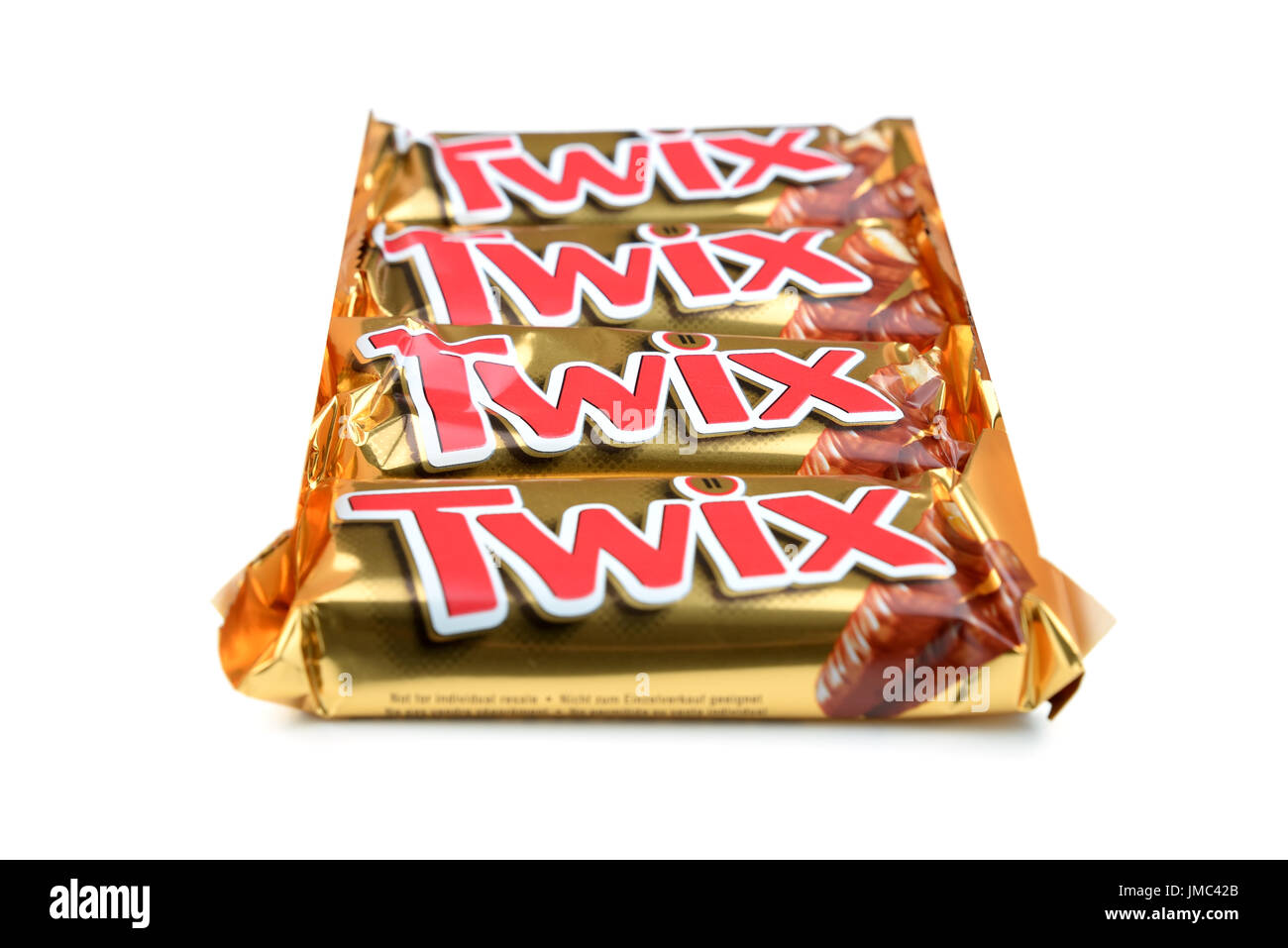 BARCELONA, Spanien - 15. April 2017: Vier Twix Schokolade Bars isoliert auf weißem Hintergrund. Stockfoto