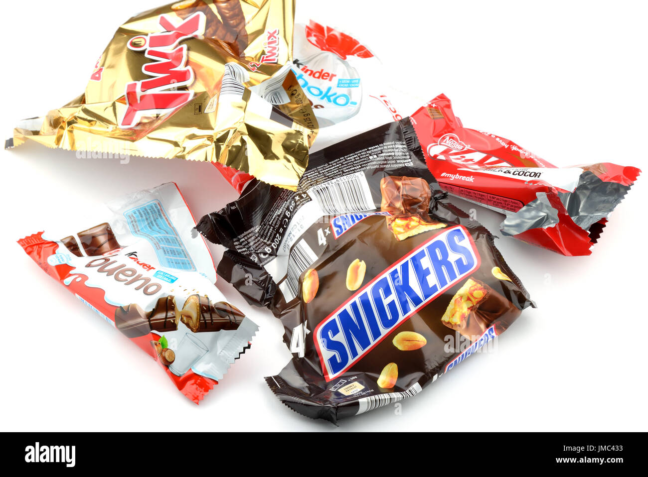 Ein Bündel von Schokoriegeln, einschließlich Snickers, Twix, Crunch, Milka, Kit Kat, Kinder Bueno und Kinder Schoko-Bons, isoliert auf weißem Hintergrund. Stockfoto