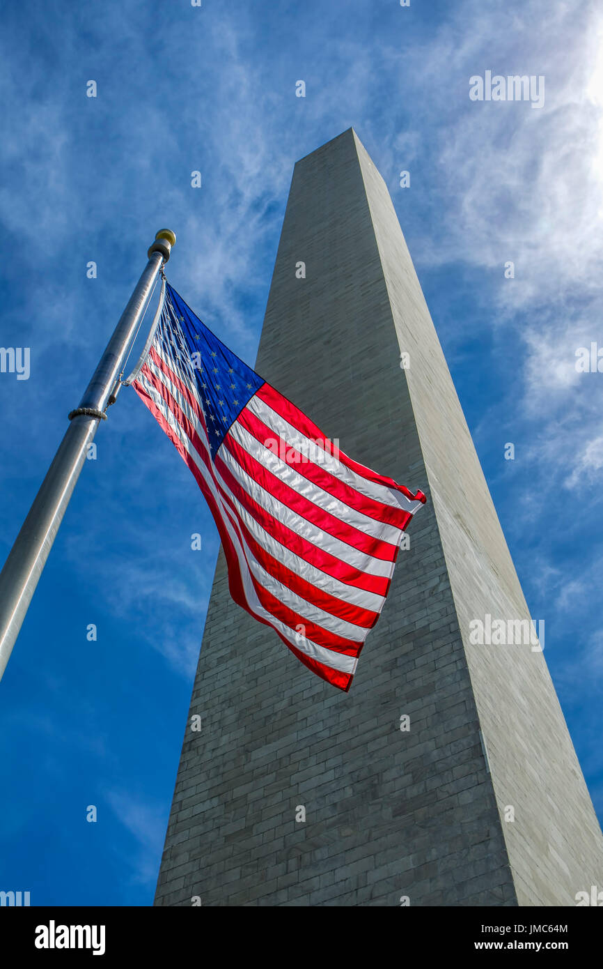 Eine Perspektive auf die US-Flagge vor dem Washington Monument in DC. Stockfoto